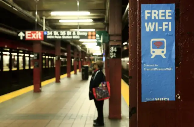 Homem morre ao tentar resgatar celular que caiu nos trilhos de metrô