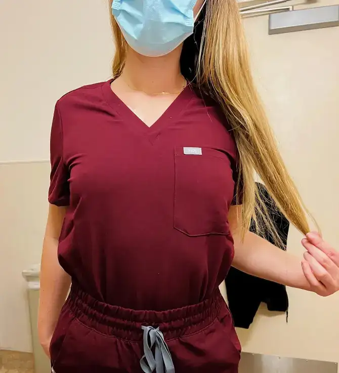 Jovem enfermeira causa polêmica ao exibir roupas de trabalho bem apertadinhas 