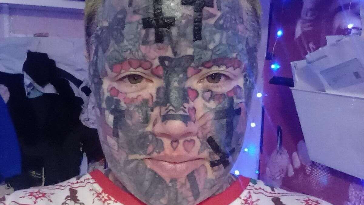 Mãe é proibida de ir a apresentação de Natal na escola da filha por causa de suas tatuagens no rosto