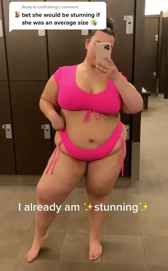 Mulher acima do peso é criticada após postar fotos de biquini