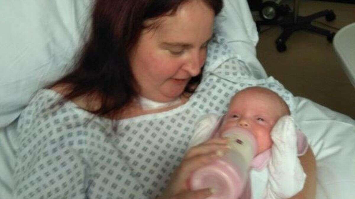 Mulher acorda de coma e descobre que deu à luz uma menina