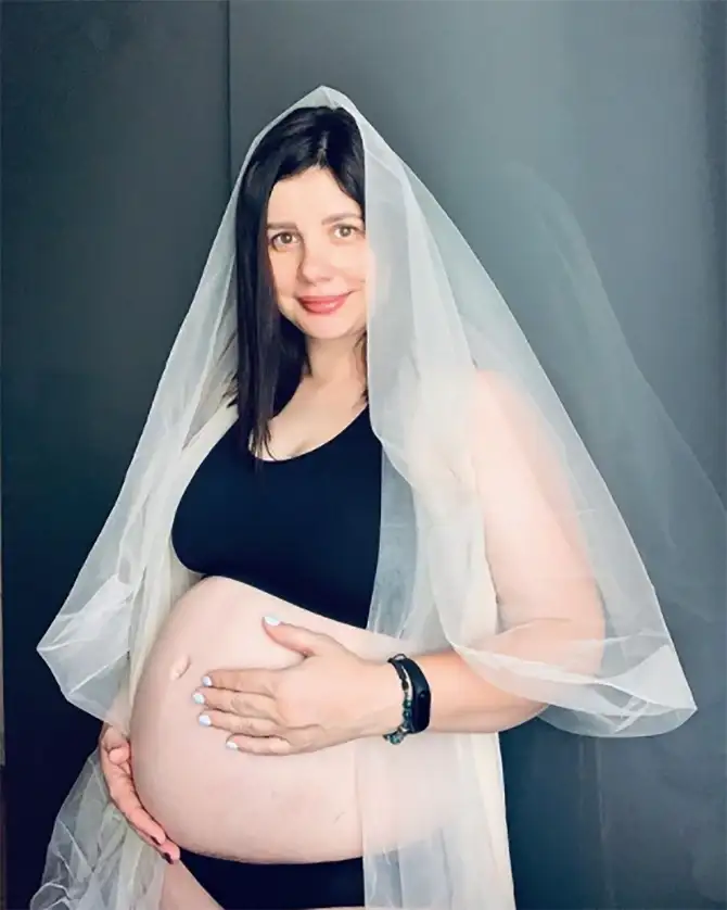 Mulher engravida do enteado 14 anos mais jovem após trair pai do rapaz