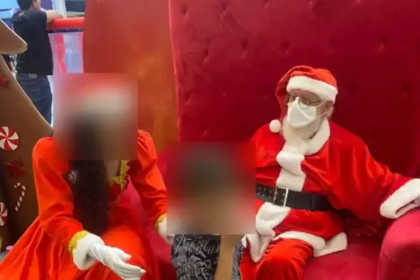 shopping demite papai noel que recusou abraçar criança com autismo