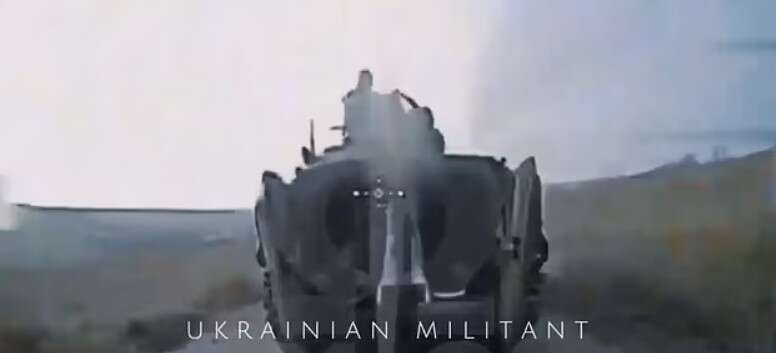 video chocante mostra drone ucraniano se chocando com tanque russo