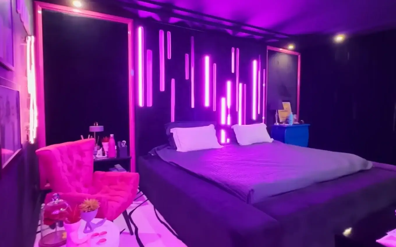 Casa da Anitta, com quarto do sexo, vai a venda
