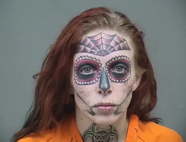 Mulher com rosto de caveira remove tatuagem e fica totalmente diferente