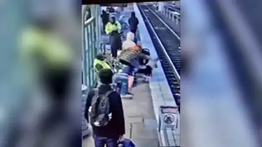 Mulher empurra criança nos trilhos de metrô