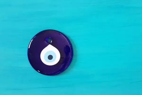 O que é o olho grego e como usar o talismã