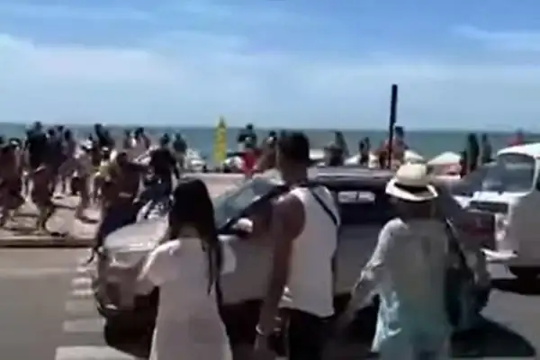 Turistas em Guarapari, nos ES, recebem chuva de dinheiro no céu