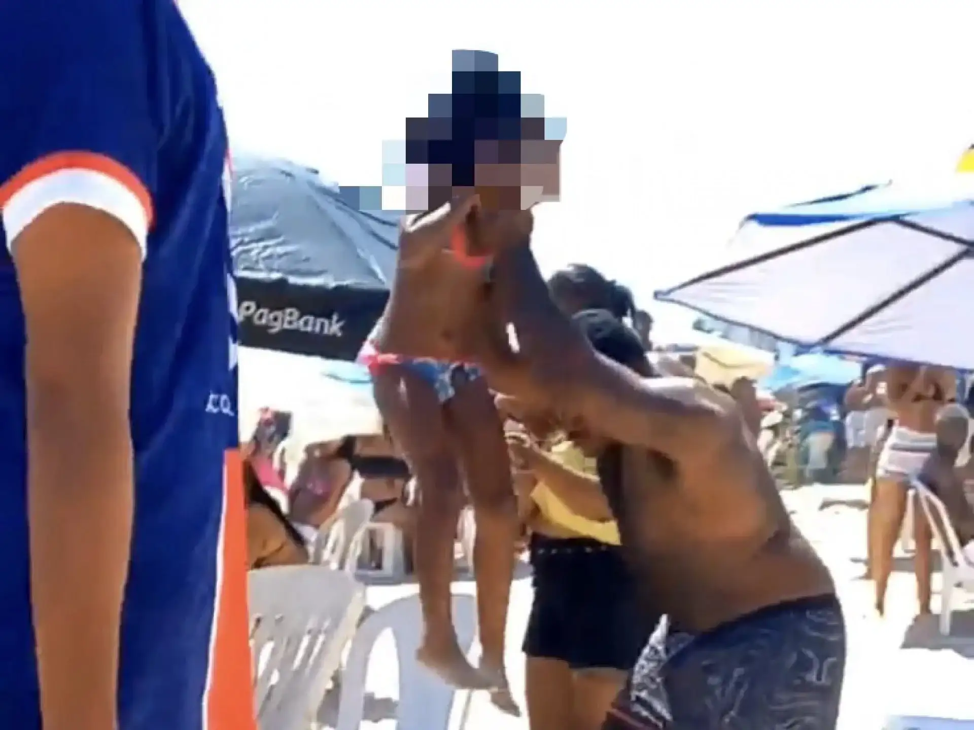 pai agride brutalmente a filha em praia e causa revolta de banhistas