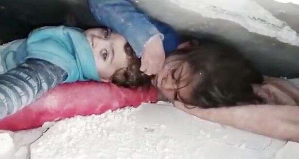 Menina é flagrada protegendo irmão caçula sob escombros após terremoto na Síria
