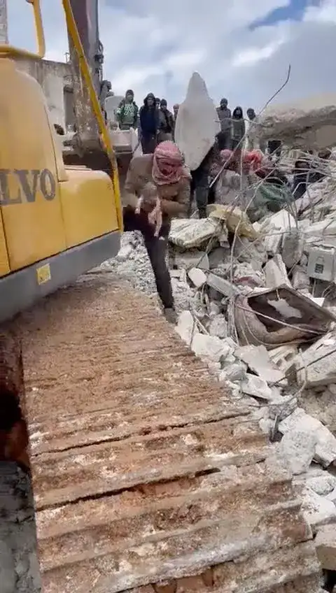 Mulher dá à luz sob escombros após Terremoto