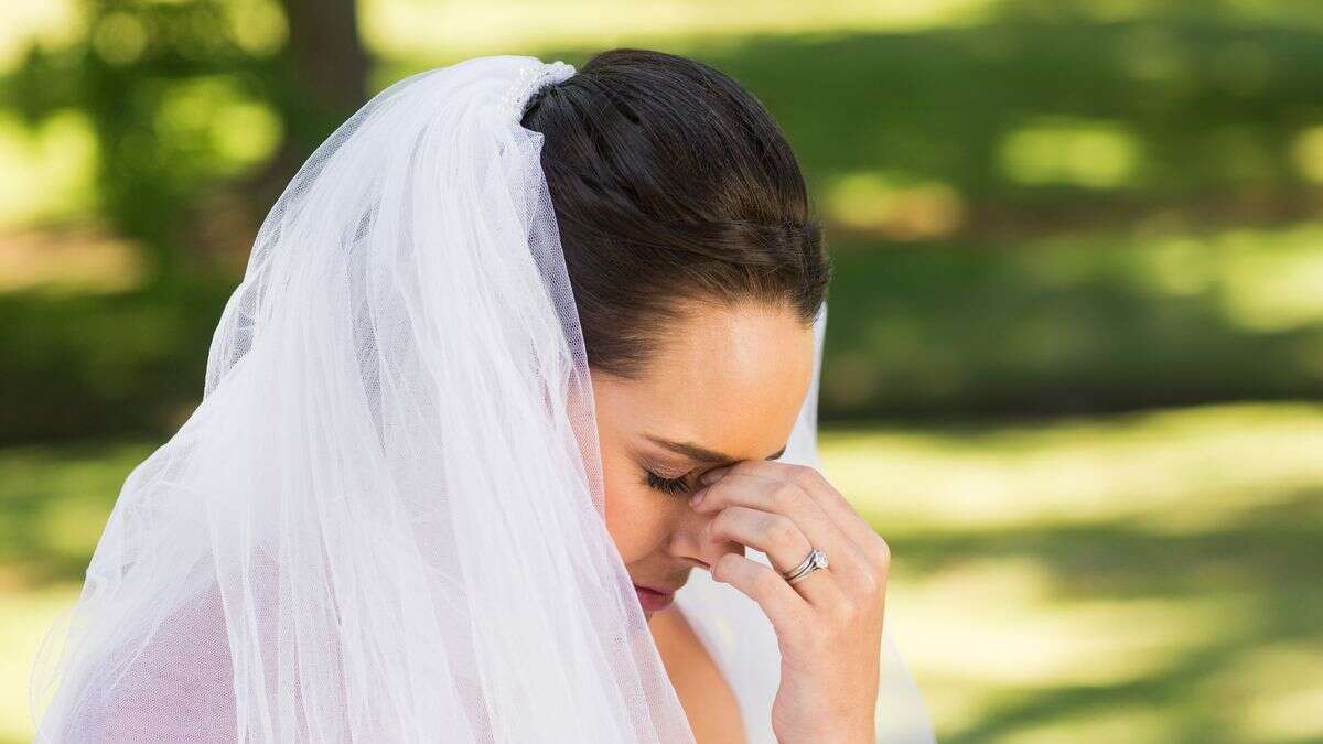 Mulher flagra noivo sendo amamentado pela mãe no dia de seu casamento