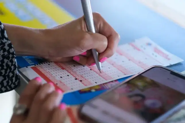 Mulher ganha na loteria depois do marido a trair com a melhor amiga e homem tenta reatar