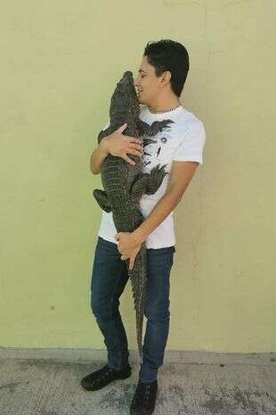 Conheça o jovem que tem um crocodilo de estimação e até dorme com animal