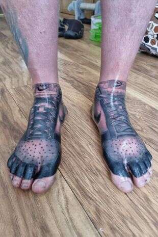 Homem faz tatuagem de tênis da Nike nos pés e diz que dor valeu a pena