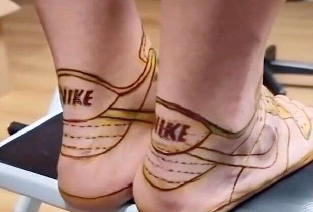 Homem faz tatuagem de tênis da Nike nos pés e diz que dor valeu a pena