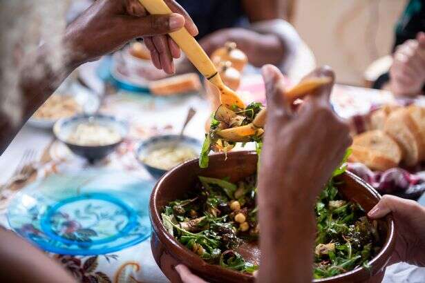 Mulher leva a própria comida para evento na casa de família vegana e causa polêmica