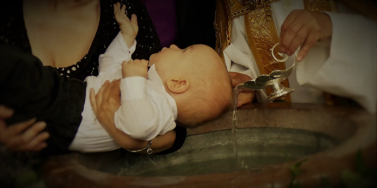 Padre batiza bebê com ácido após confundir líquido com água benta
