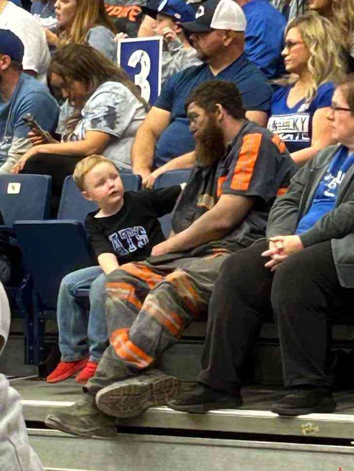 Trabalhador levou filho para o jogo de basquete vestindo seu uniforme. Saiu direto da Mina de Carvão