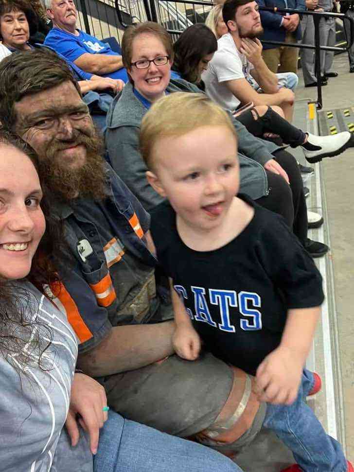 Trabalhador levou filho para o jogo de basquete vestindo seu uniforme. Saiu direto da Mina de Carvão