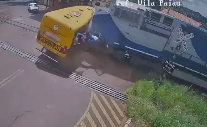 Vídeo chocante mostra momento em que trem atinge ônibus escolar matando duas pessoas