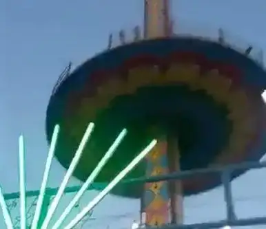 Vídeo flagra cabo de aço arrebentando antes de brinquedo desabar em parque de diversão