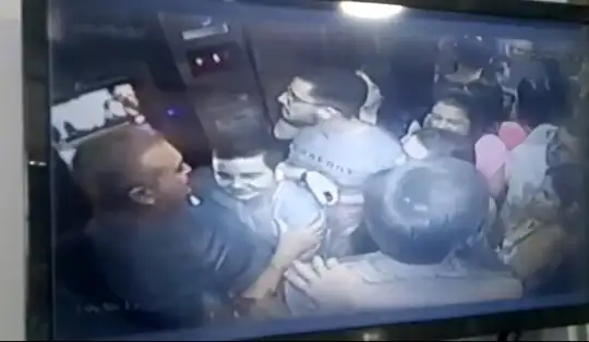 Vídeo mostra momento em que elevador lotado despenca em Maceió