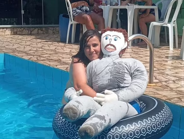 Brasileira casada com boneco de pano diz estar grávida do segundo filho