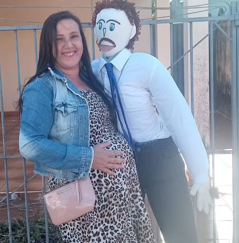 Brasileira casada com boneco de pano diz estar grávida do segundo filho