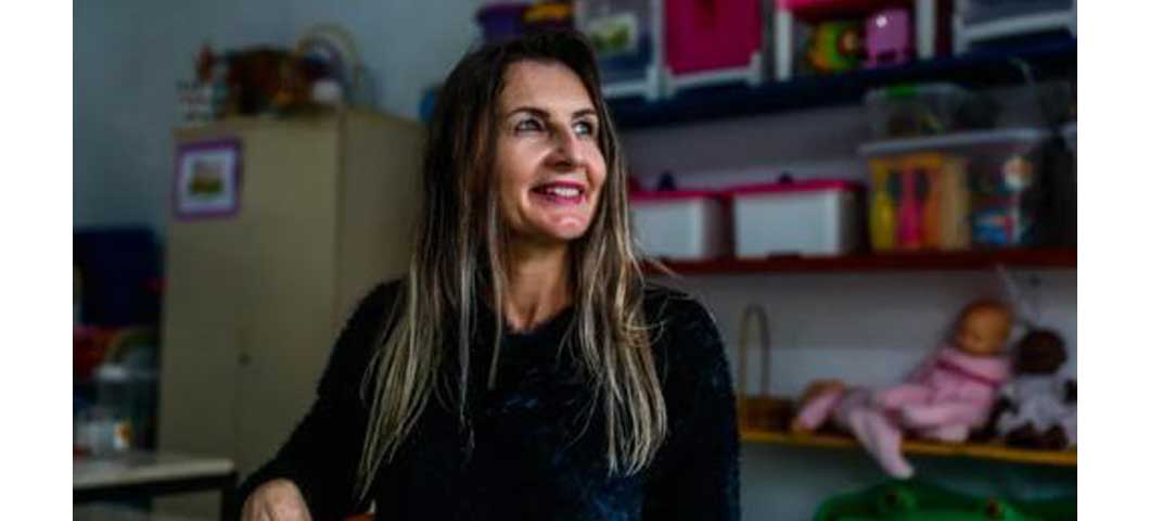 Ex-faxineira se torna professora na escola em que fez limpeza