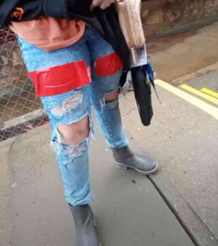 Mãe critica escola da filha por cobrir calça jeans rasgada com fita adesiva
