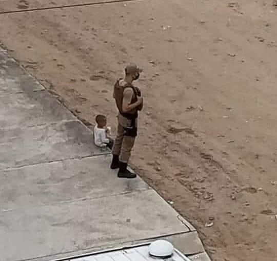 Menino passa a tarde conversando com PM e ganha sanduíche e picolé