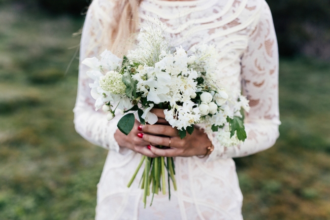 Mulher causa polêmica ao usar vestido de noiva em casamento da amiga