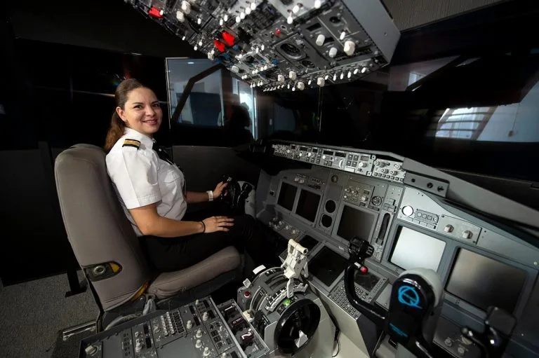 Mulher que vendia milho na rua realiza o sonho de se tornar piloto de avião