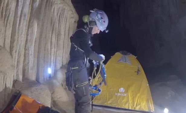 Mulher sai de caverna subterrânea após passar 500 dias sozinha no escuro