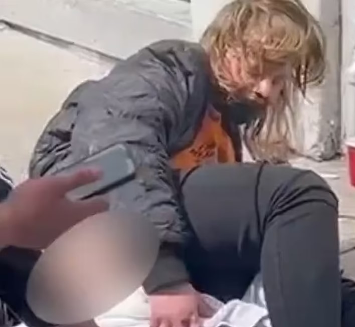 Vídeo flagra momento em que mulher dá à luz no meio da rua