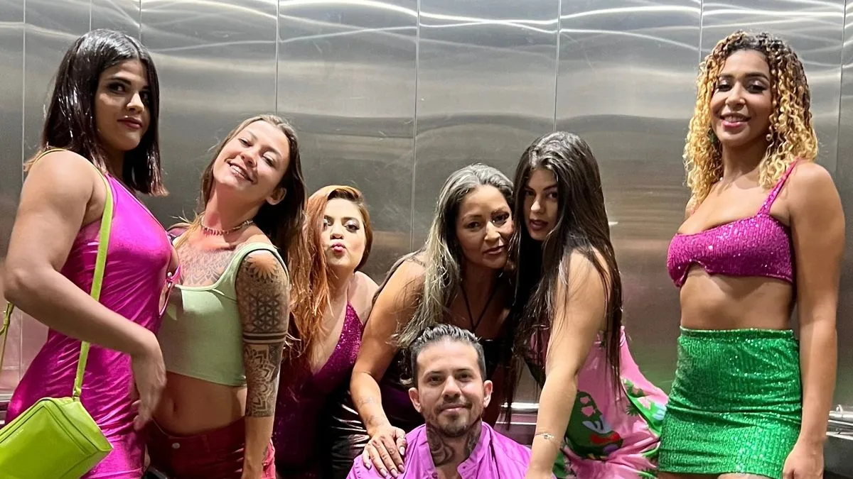 Brasileiro com 6 esposas gasta meio milhão de reais com cama para comportar todas elas