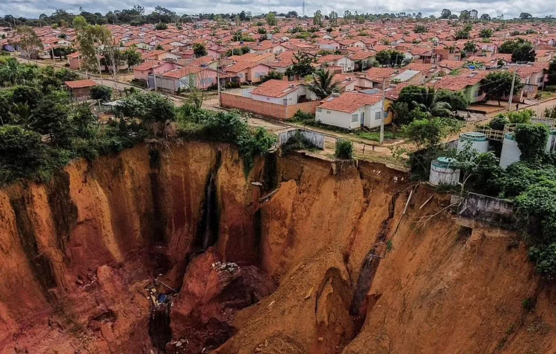 Cidade brasileira de 70 mil habitantes está sendo engolida por deslizamentos e pode desaparecer