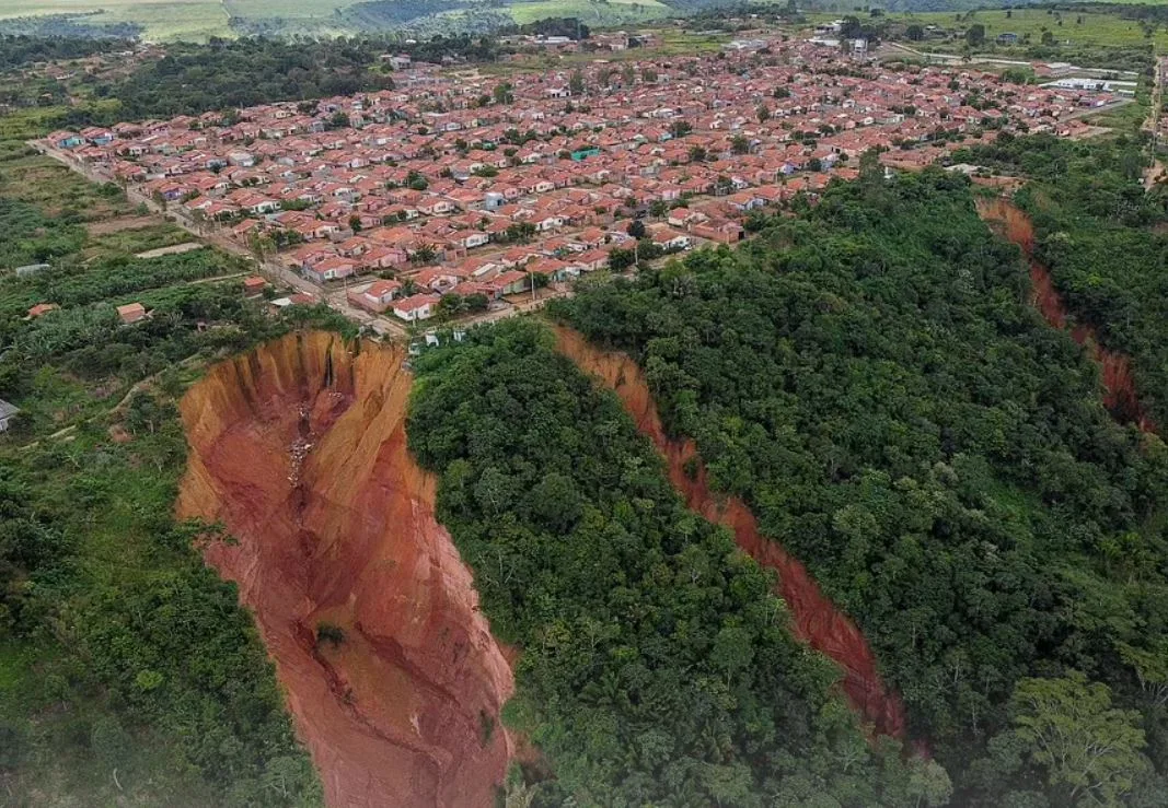 Cidade brasileira de 70 mil habitantes está sendo engolida por deslizamentos e pode desaparecer