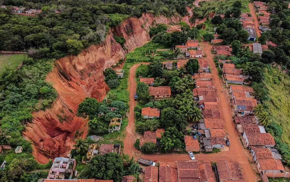 Cidade brasileira de 70 mil habitantes está sendo engolida por deslizamentos e pode desaparecer