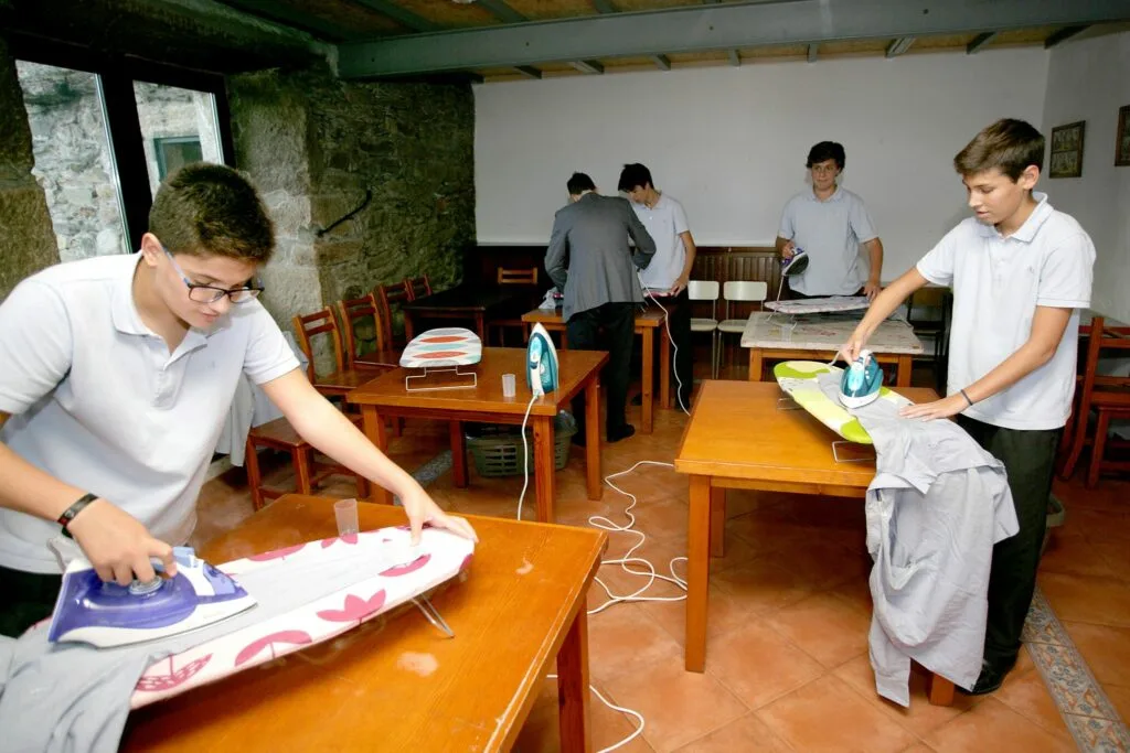 Escola dá aulas de tarefas domésticas aos seus alunos porque querem prepará-los para o futuro