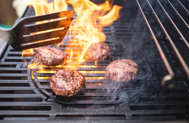 Homem processa vizinho por fazer churrasco demais