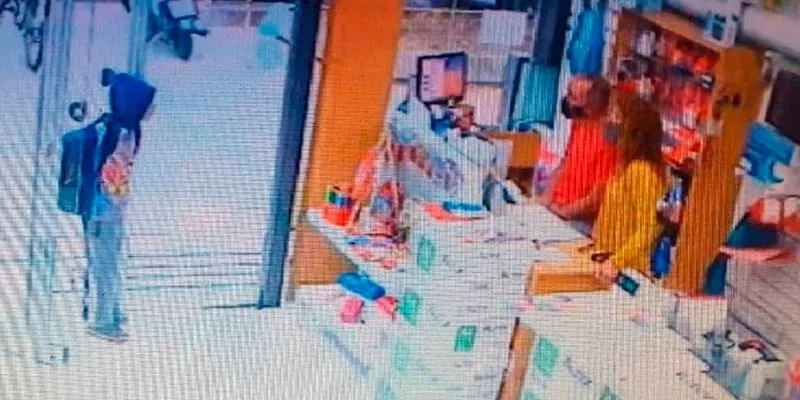 Menino entra em livraria, pede um lápis para ir a escola e ganha uma sacola com material