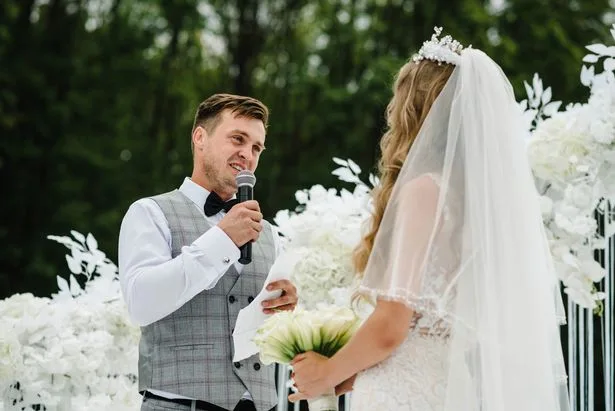 Noivo expõe traição da noiva com padrinho durante seus votos de casamento