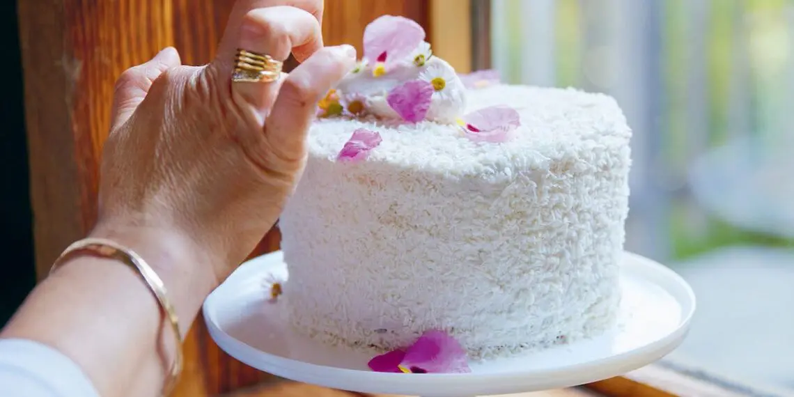 Bolo de aniversário branco com flores lilás