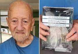Idoso de 102 anos realiza sonho de publicar livro escrito à mão há 30 anos