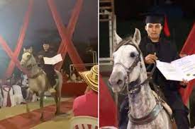 Jovem chega a sua formatura com o cavalo que o levou para a escola todos os dias