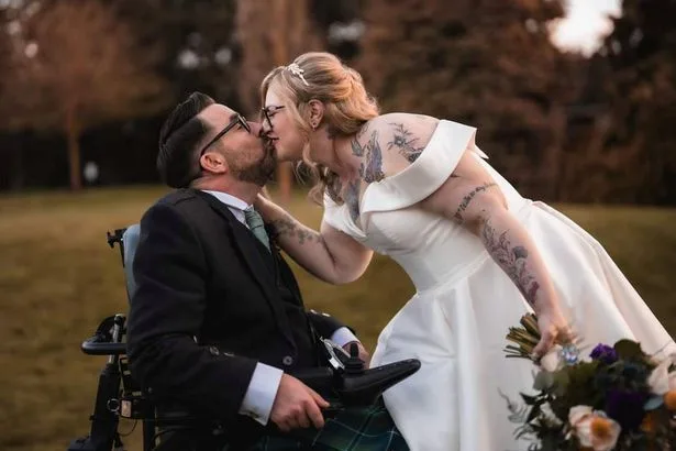 Noivo surpreende noiva ao se levantar pela primeira vez para valsa em seu casamento