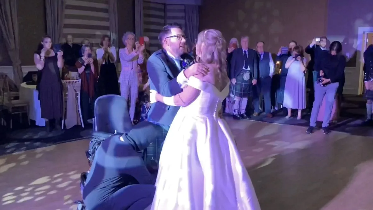 Noivo surpreende noiva ao se levantar pela primeira vez para valsa em seu casamento